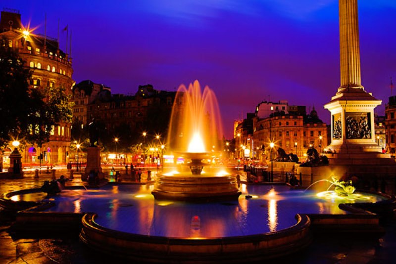 Trafalgar square. Трафальгарская площадь вечером. Трафальгарская площадь фонтаны вечером. Трафальгарская площадь ночью.