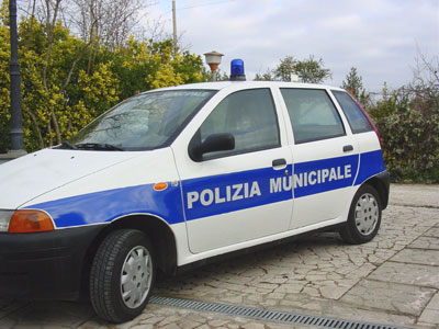 In auto a Camposano con la paletta della polizia municipale